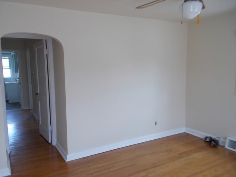 Master Bedroom - 216 Bailey Rd