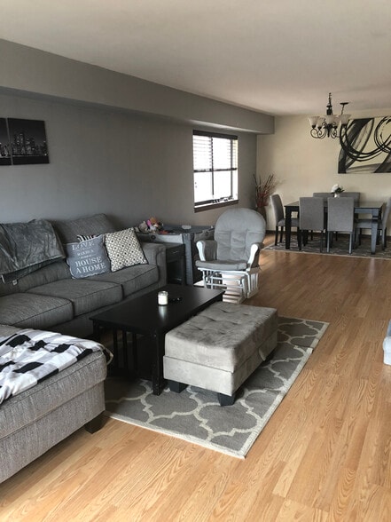 living room - 603 S River Rd