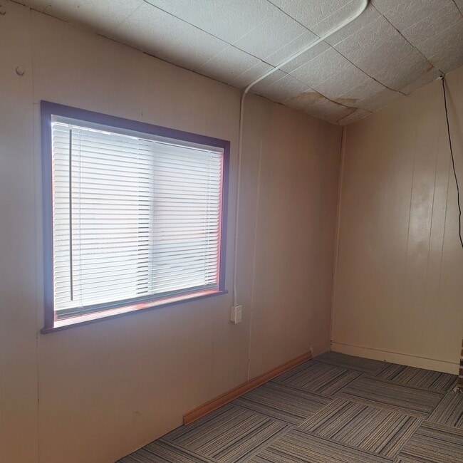 Building Photo - 2 Bedroom up stairs apartment