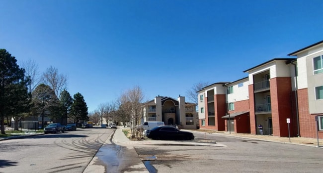 Building Photo - Large 2 Bedroom Condo with Patio!