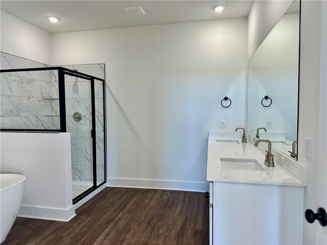 Building Photo - 2421 Longfellow Dr