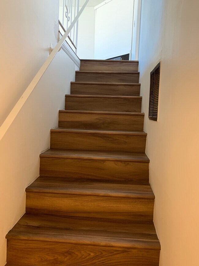 Building Photo - 206