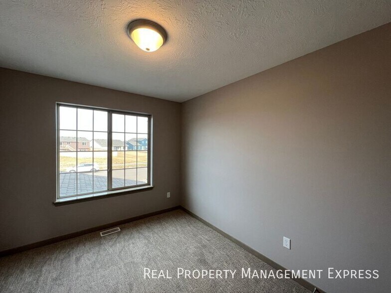 Building Photo - Modern 3 Bed 2 Bath Townhome in West Sioux Falls