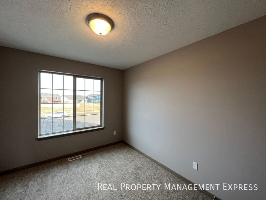 Building Photo - 3 Bed 2.5 Bath Townhome w/ Two-Stall Garag...