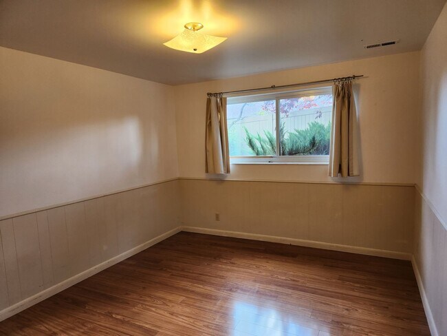 Building Photo - Beautiful 5 Bd 3.5 Ba Home in Holladay