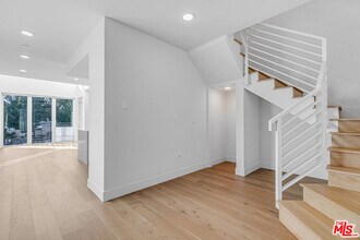 Building Photo - 2000 Beachwood Dr