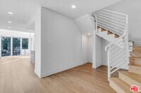 Building Photo - 2000 Beachwood Dr