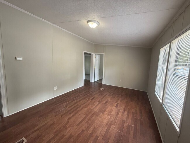 Building Photo - 3 bedroom, 2 bath Mobile Home