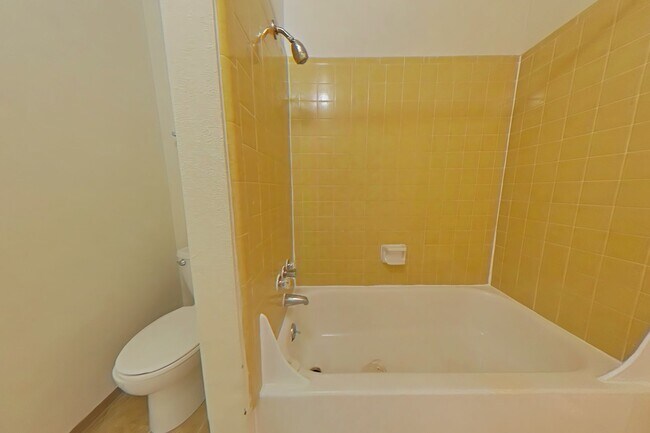 Building Photo - 3 Bedroom Duplex ~ Close to Timberhill ~ P...