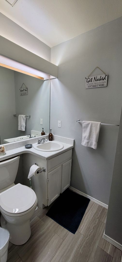 Building Photo - Charming Westside 2 Bedroom- pet friendly