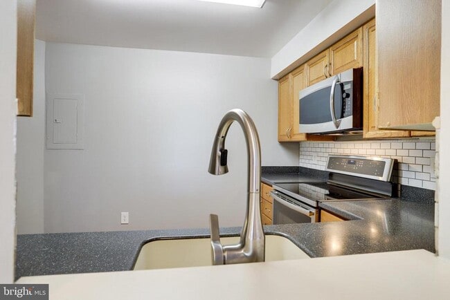 Building Photo - 545 E Braddock Rd