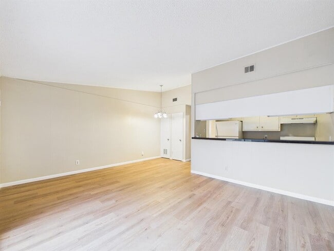 Building Photo - 616 W 51st St