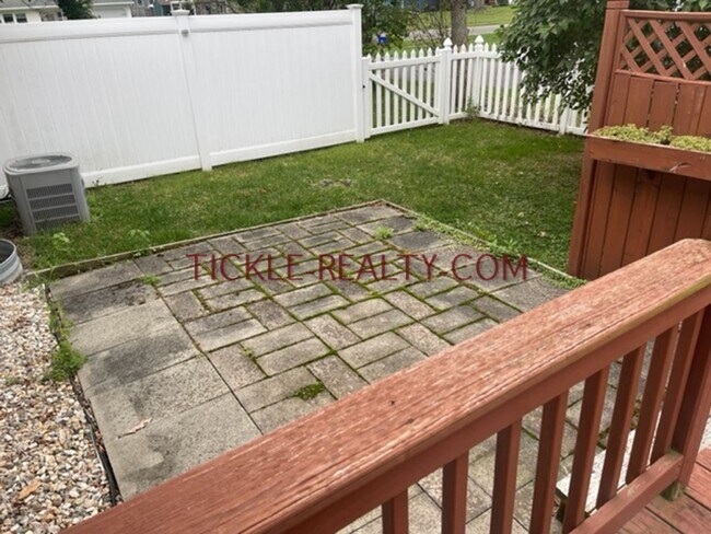 Building Photo - 3 Bedroom Ranch - Huge Garage - Fenced Yard