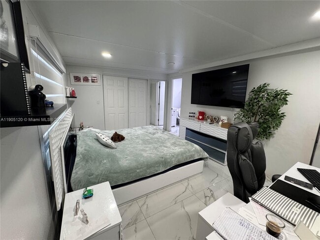 Building Photo - 879 E 28th St