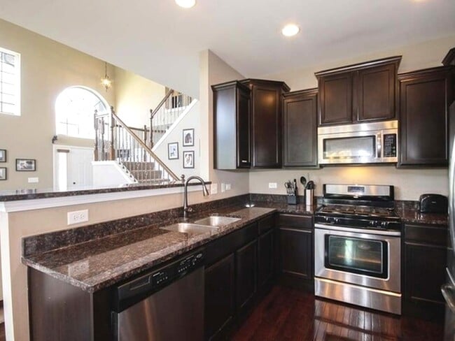 Building Photo - 10S410 Carrington Cir