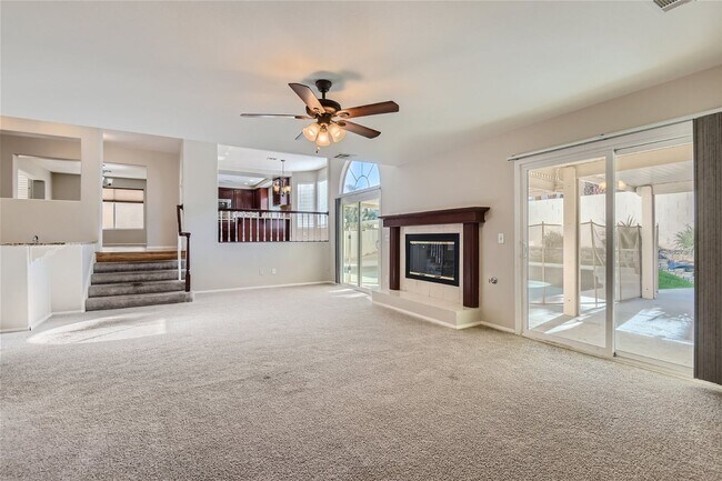 Building Photo - HUGE 5 Bedroom Home In Desert Shores with ...