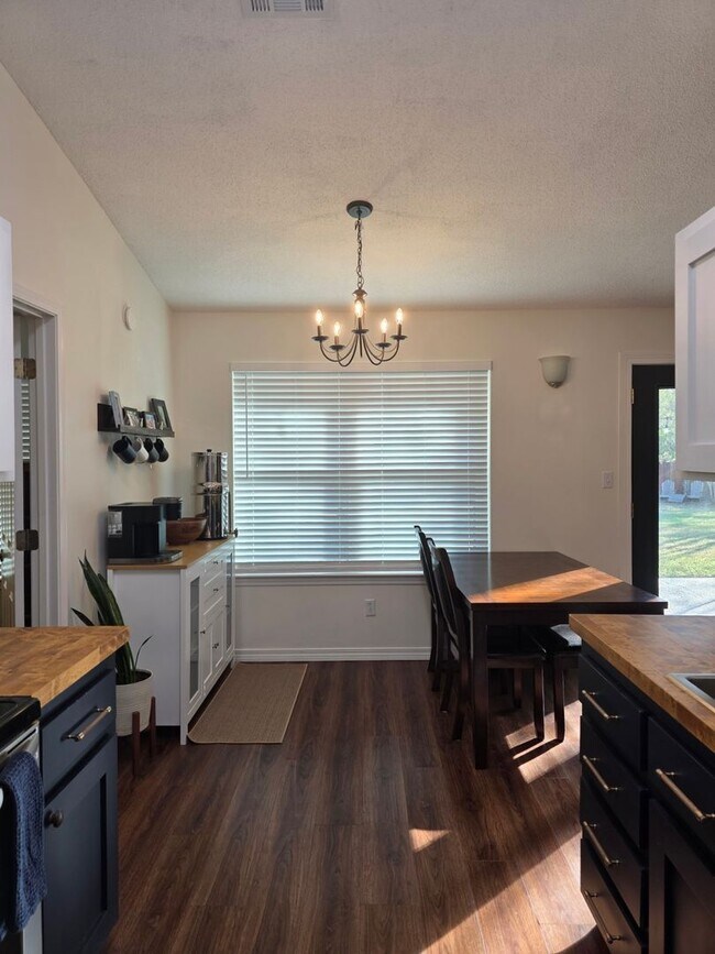 Building Photo - Inviting Woodridge Manor 3/2 Home with Fireplace and Fenced Yard