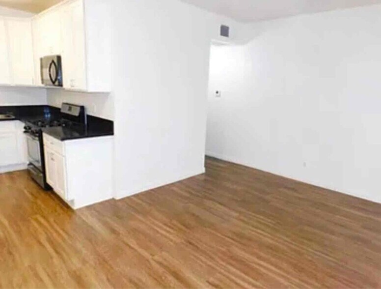 Building Photo - 14805 Magnolia Blvd