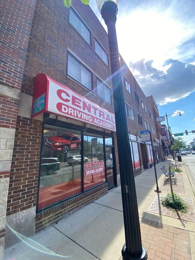 Building Photo - 1455 W Fullerton Ave