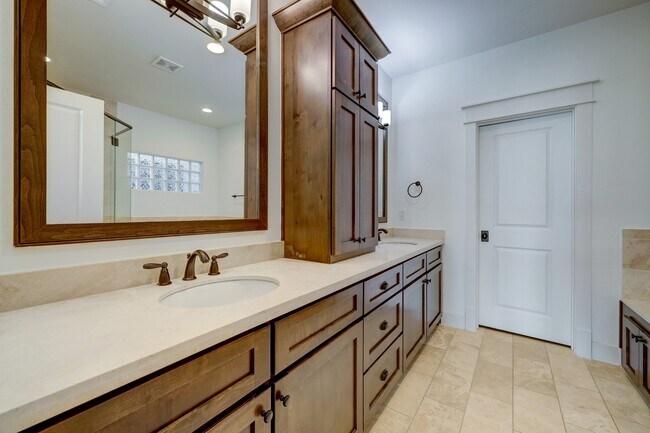 Building Photo - 2409 Morse St