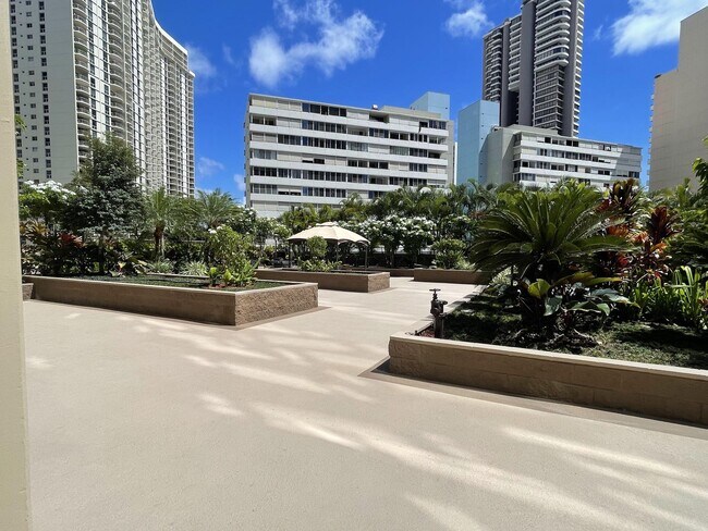 Building Photo - Waikiki, Pet Friendly. Central AC