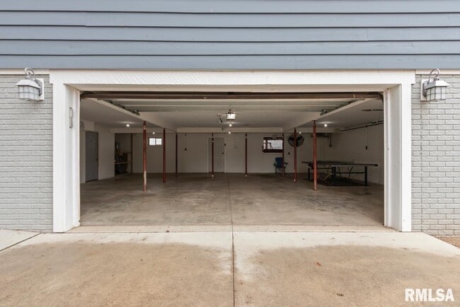 Building Photo - 15326 N River Beach Dr