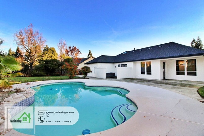 Building Photo - 2724 Western Oak Dr