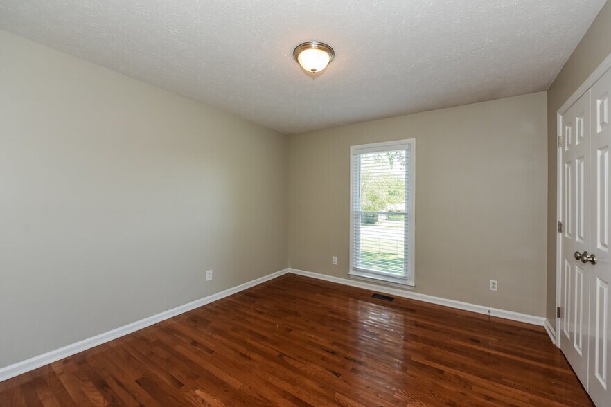 Building Photo - 2121 Ravenwood Dr