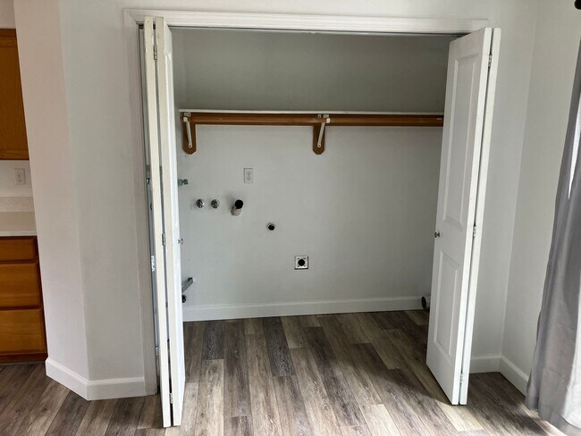 Building Photo - Three Bedroom Duplex in North Salem