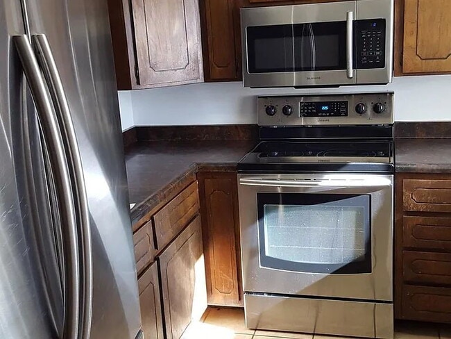 Building Photo - Charming Golden Townhome!