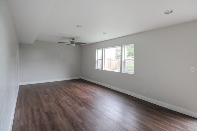 Building Photo - 970 Cascade Dr NW