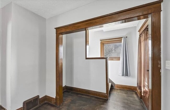 Building Photo - 3 Bedroom Home in Old Brooklyn