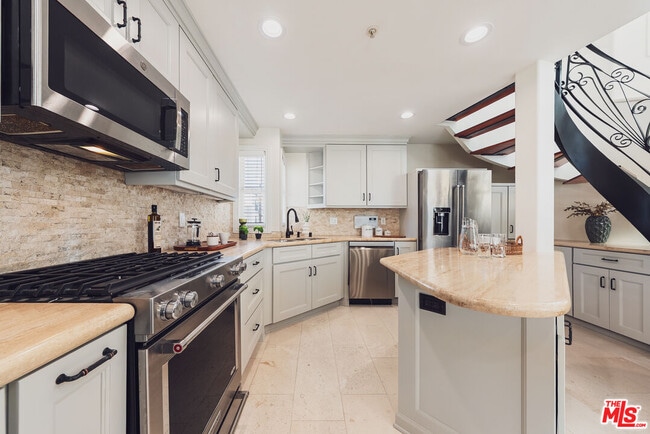 Building Photo - 844 3rd St