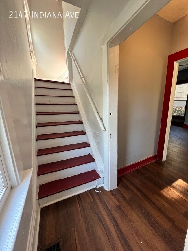 Building Photo - Huge 7 Bedroom 4 Bath Home Close To OSU Av...