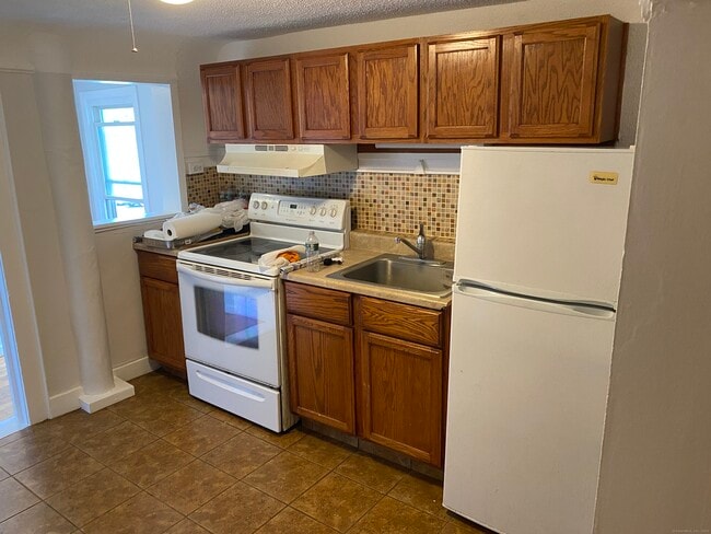 Building Photo - 1052 Main St