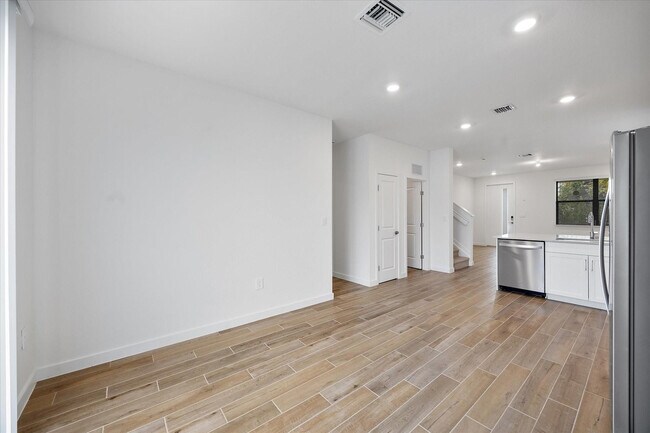 Building Photo - 713 SE 15th Ave