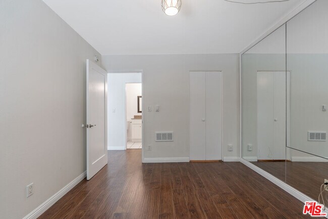 Building Photo - 320 S Ardmore Ave