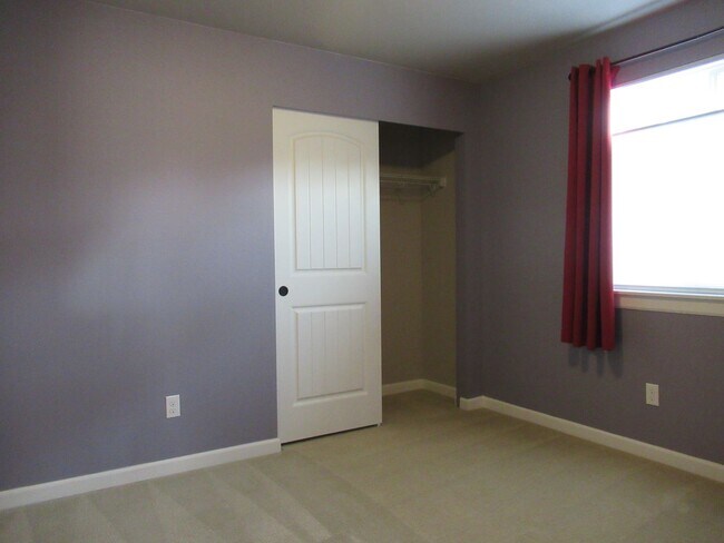 Building Photo - Gorgeous 5 bedroom 2.5 bath home in Lakeland Hills