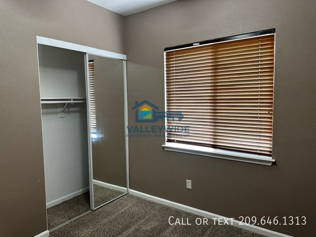 Building Photo - 2555 Crestmore Cir