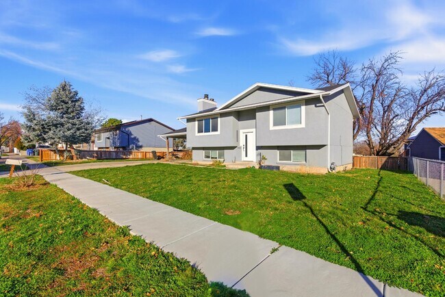 Building Photo - 5210 Woodledge Ave