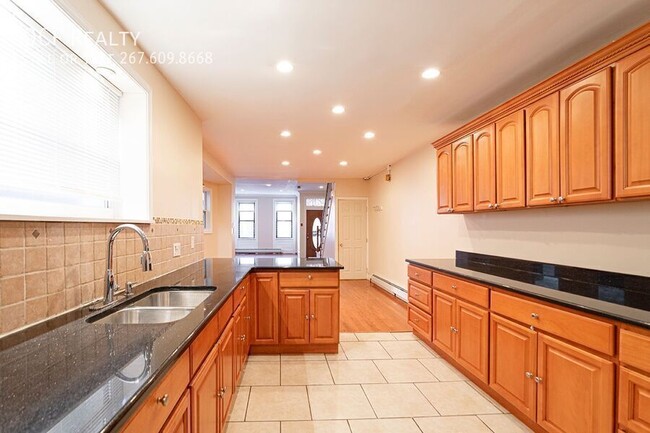 Building Photo - 1532 Christian St