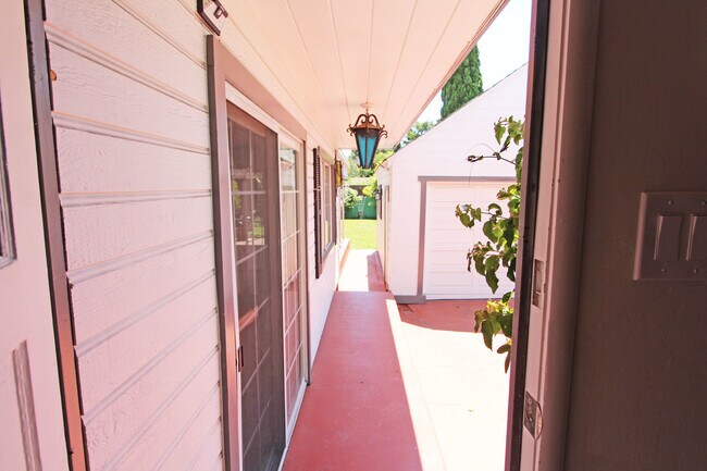 Building Photo - Coming Soon! Lovely Redwood Heights Home w...