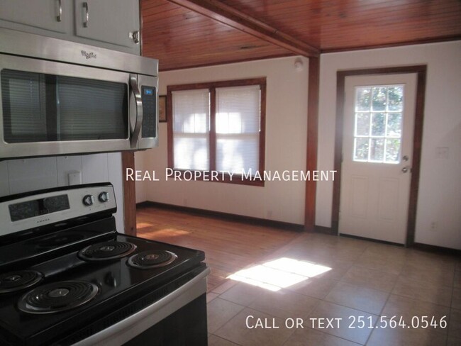 Building Photo - 2 Bedroom 1 Bath Remodeled Home off Moffet...