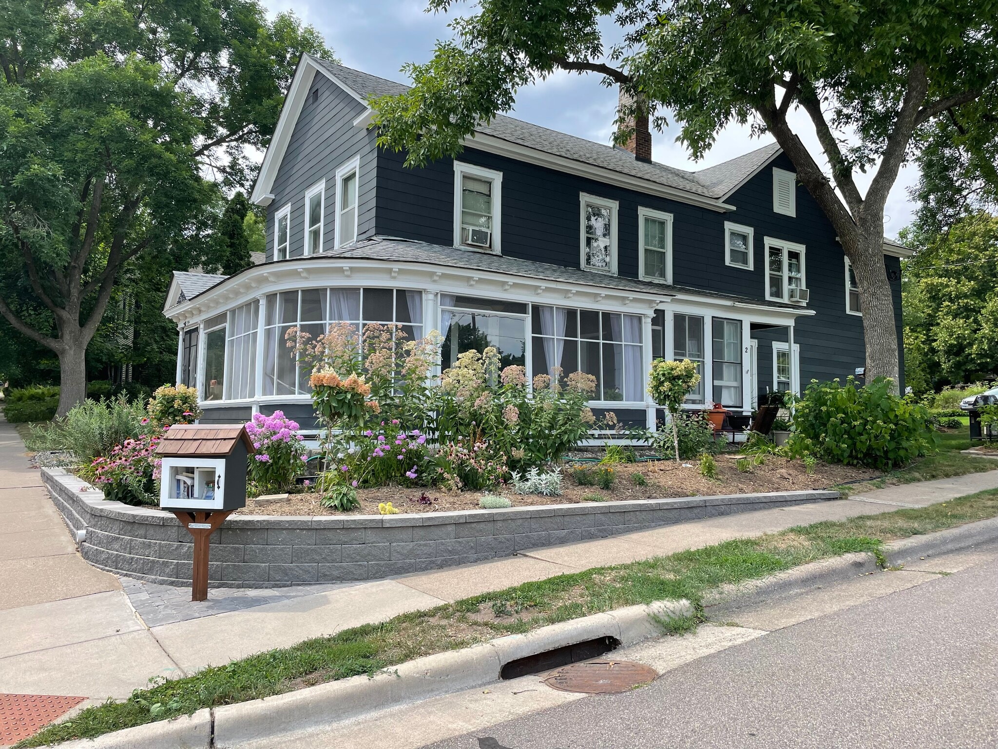 Building Photo - 204 Cherry St W