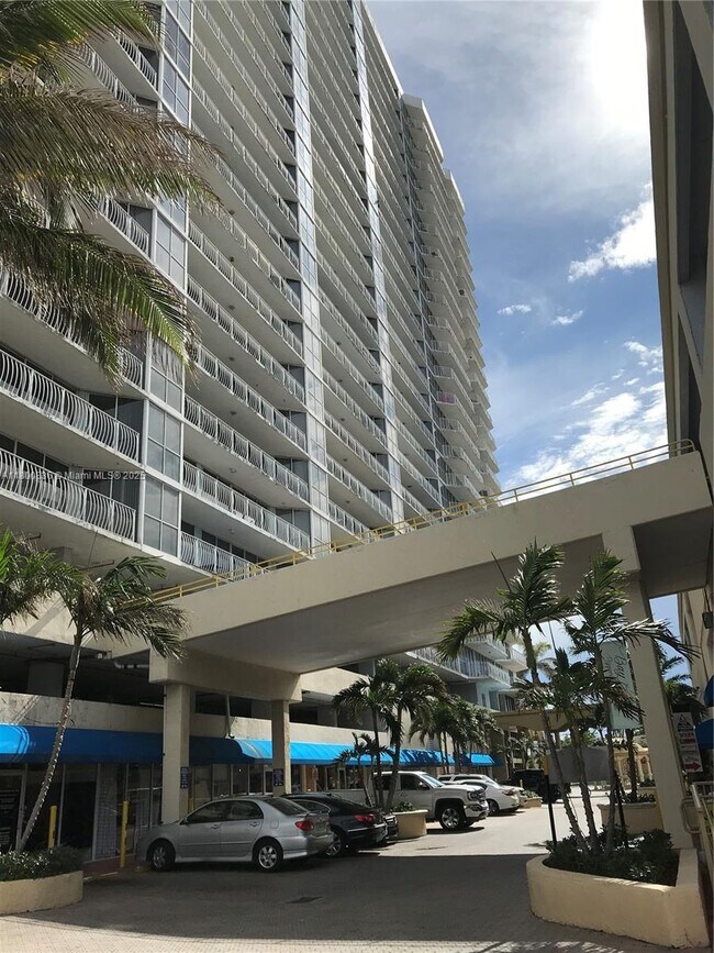 Building Photo - 7601 E Treasure Dr