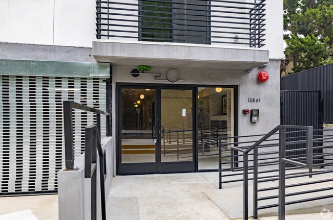 Building Photo - 10867 Fruitland Dr