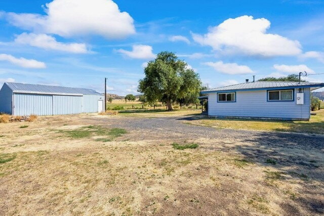 Building Photo - 3 Bedroom 2 Bathroom Newly Updated House