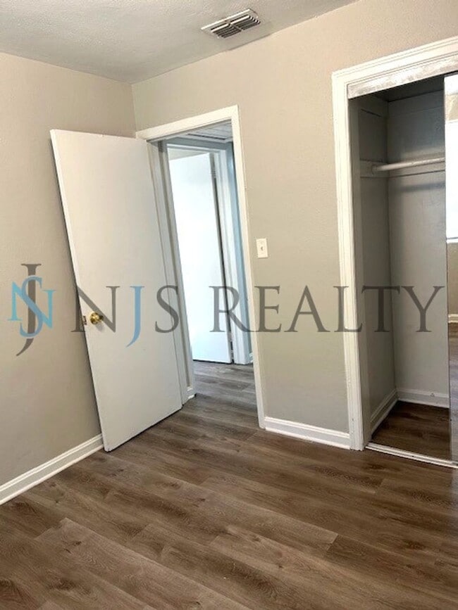 Building Photo - BEAUTIFULLY UPDATED 3/1 889sq ft home. with upgraded kitchen & bath & covered parking!!