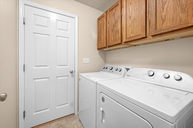 Building Photo - 3685 S Creekwood Way