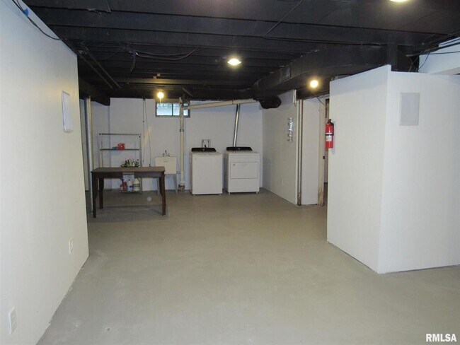 Building Photo - 1126 W Lombard St